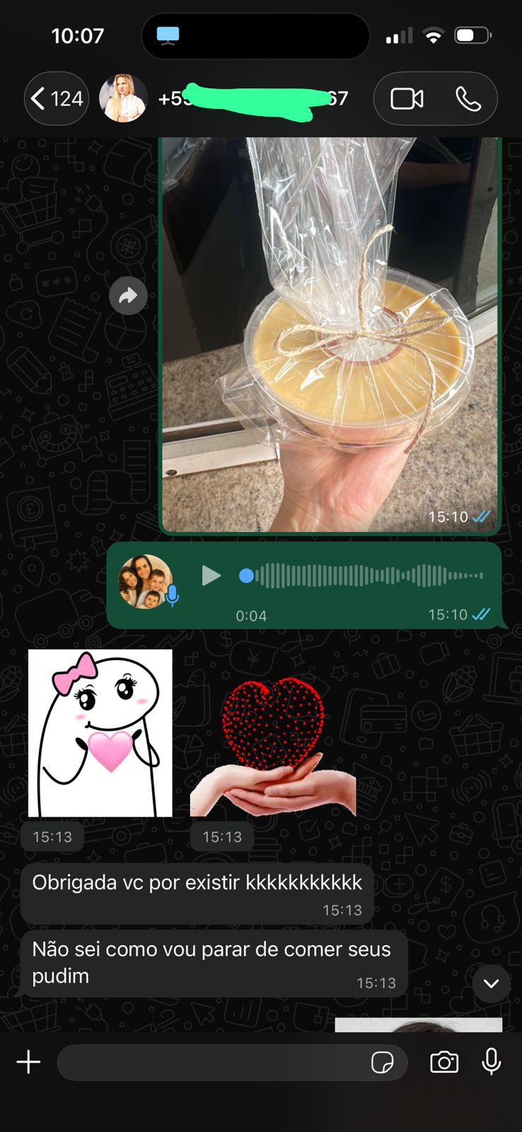 DM no Instagram com foto do pudim recebido e mensagem: 'Obrigada vc por existir. Não sei como vou parar de comer seus pudim'